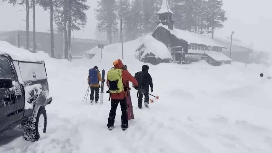 カリフォルニア州で雪崩、9人のスキーヤー行方不明