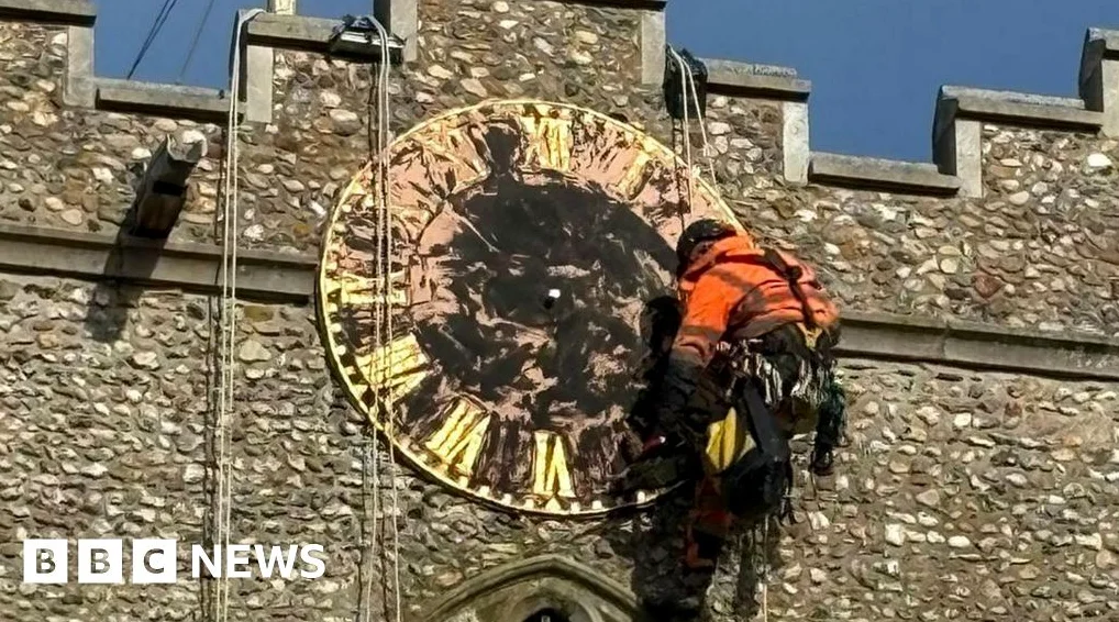 버스 교회 시계 얼굴, 수십 년 만에 대대적 수리 위해 철거