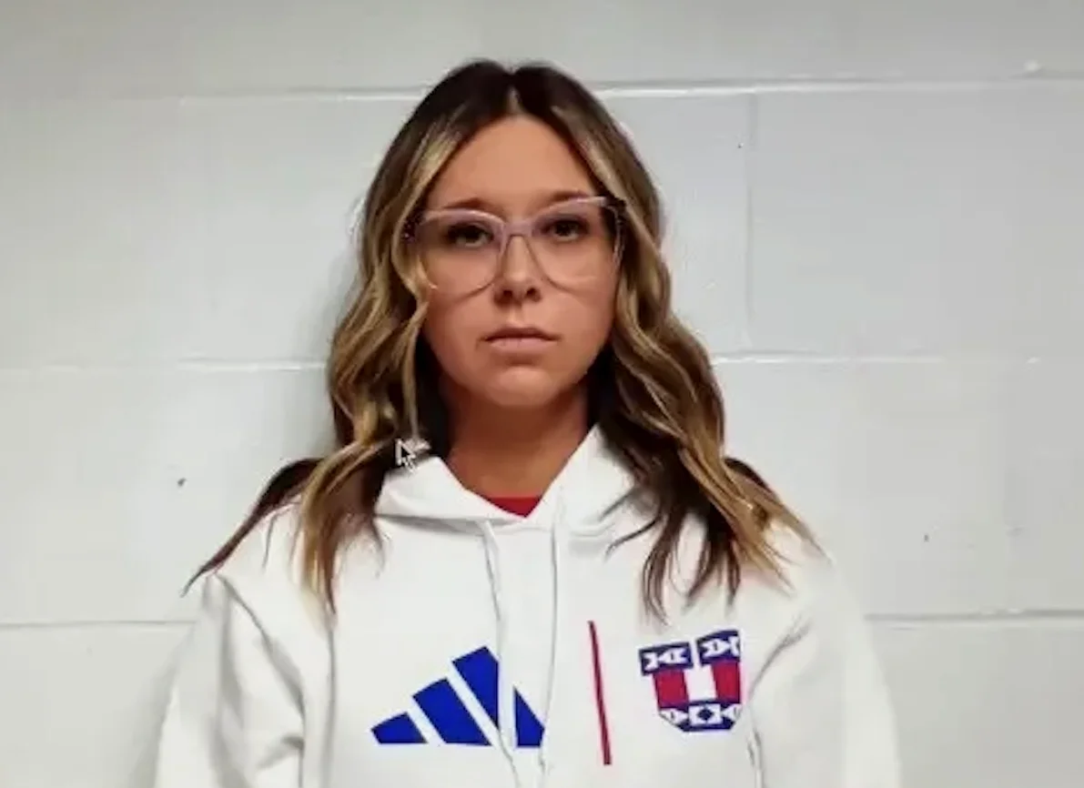 Secretaria escolar detenida por acoso sexual a estudiante