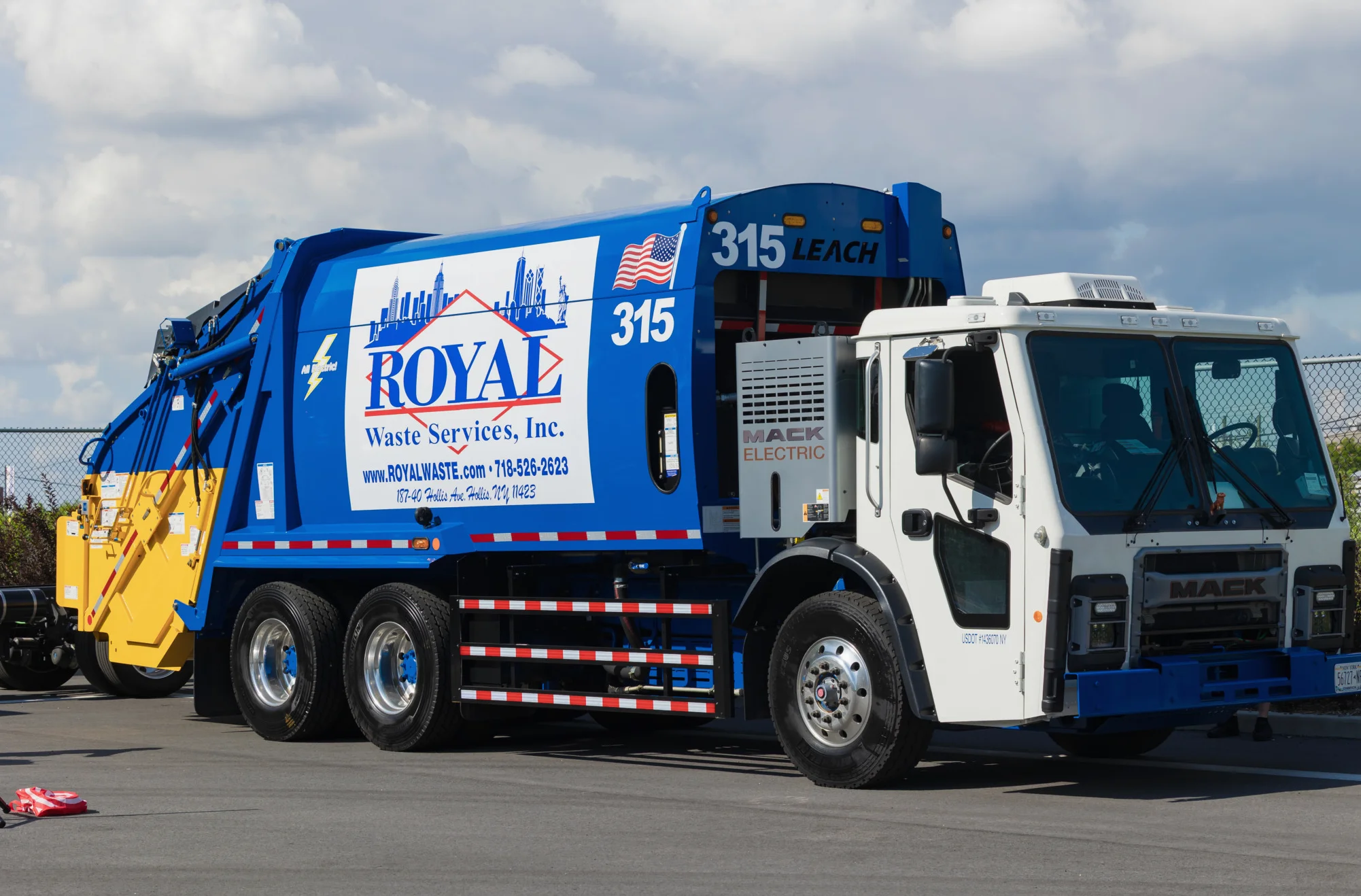 Neuer Auftrag für drei Mack LR Electric-Müllfahrzeuge