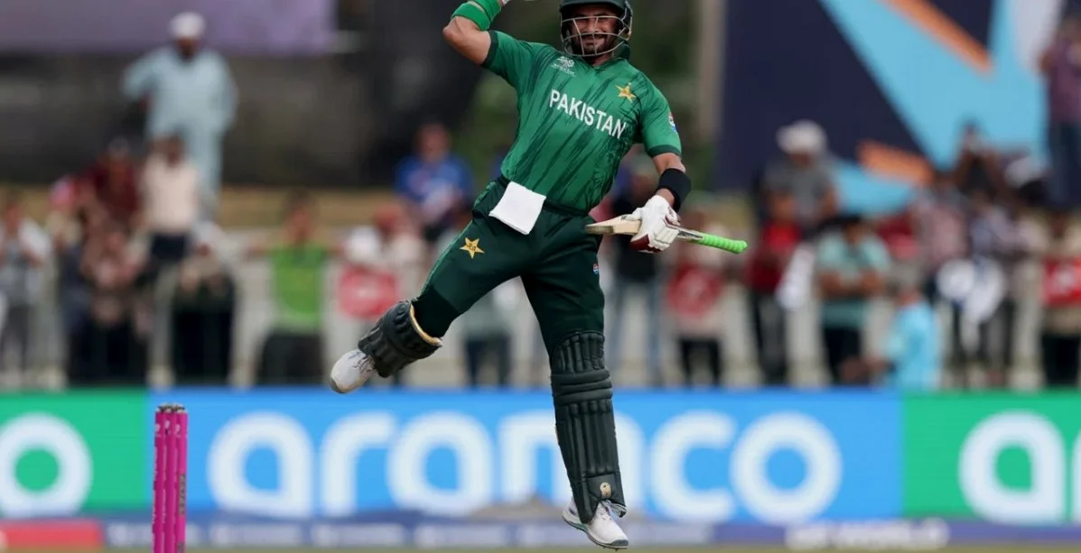 Farhan mit 100-Läufen: Pakistan sichert sich Super-Eights-Platz