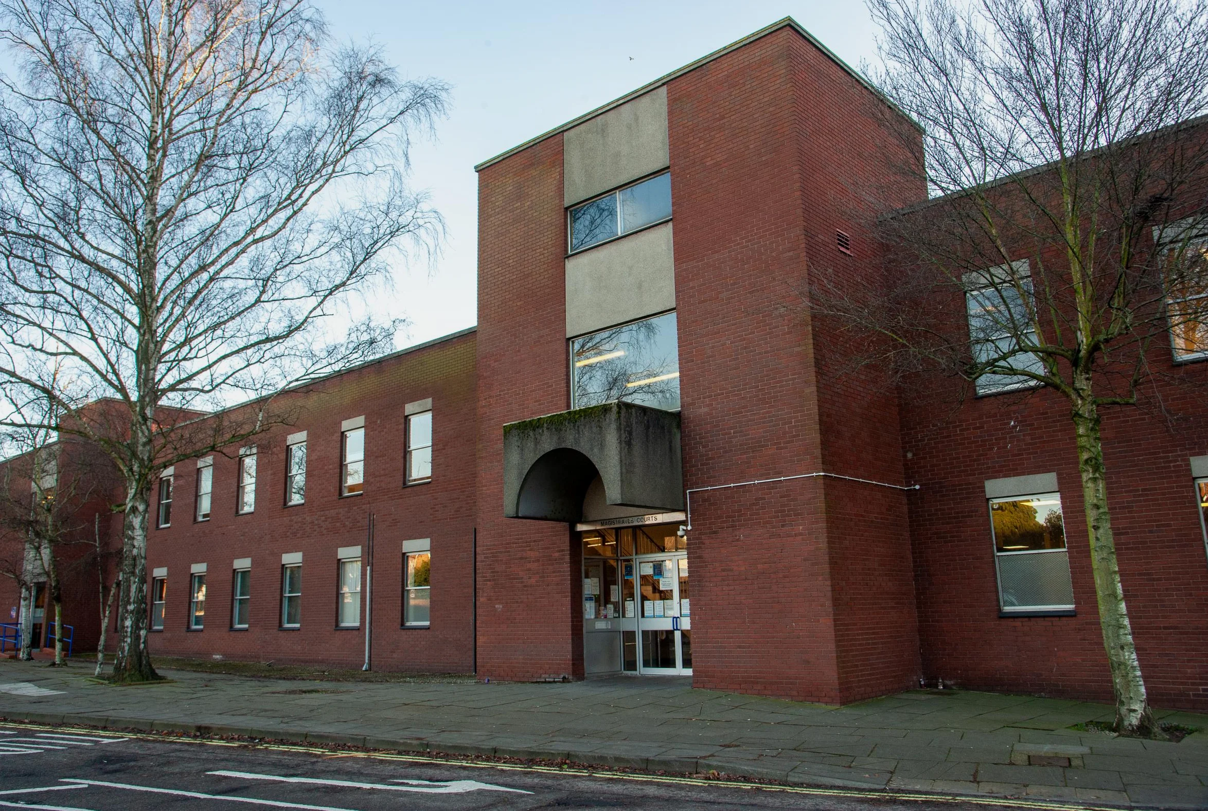 Händler mit Cannabisbeutel um Hals entgeht Haftstrafe