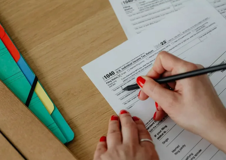 Khosla propone eliminar impuestos a 125 millones de estadounidenses por temor a despidos por IA