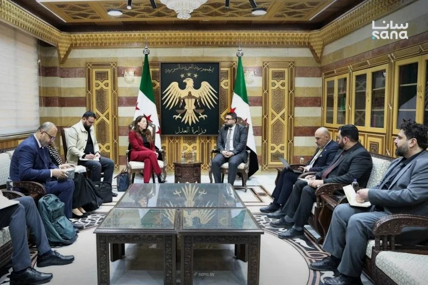 Ministro sirio de Justicia y enviada ONU abordan salida de lista negra infantil