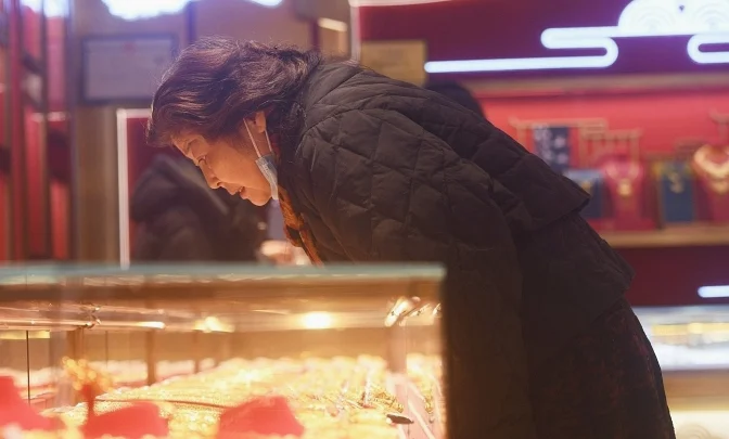 Tías chinas lideran auge en compras de oro