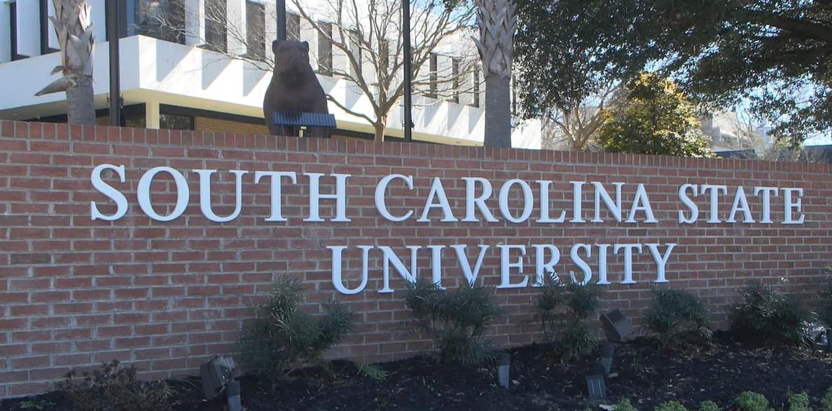 Presidente de Universidad Estatal de Carolina del Sur anuncia restricciones de seguridad tras tiroteo mortal