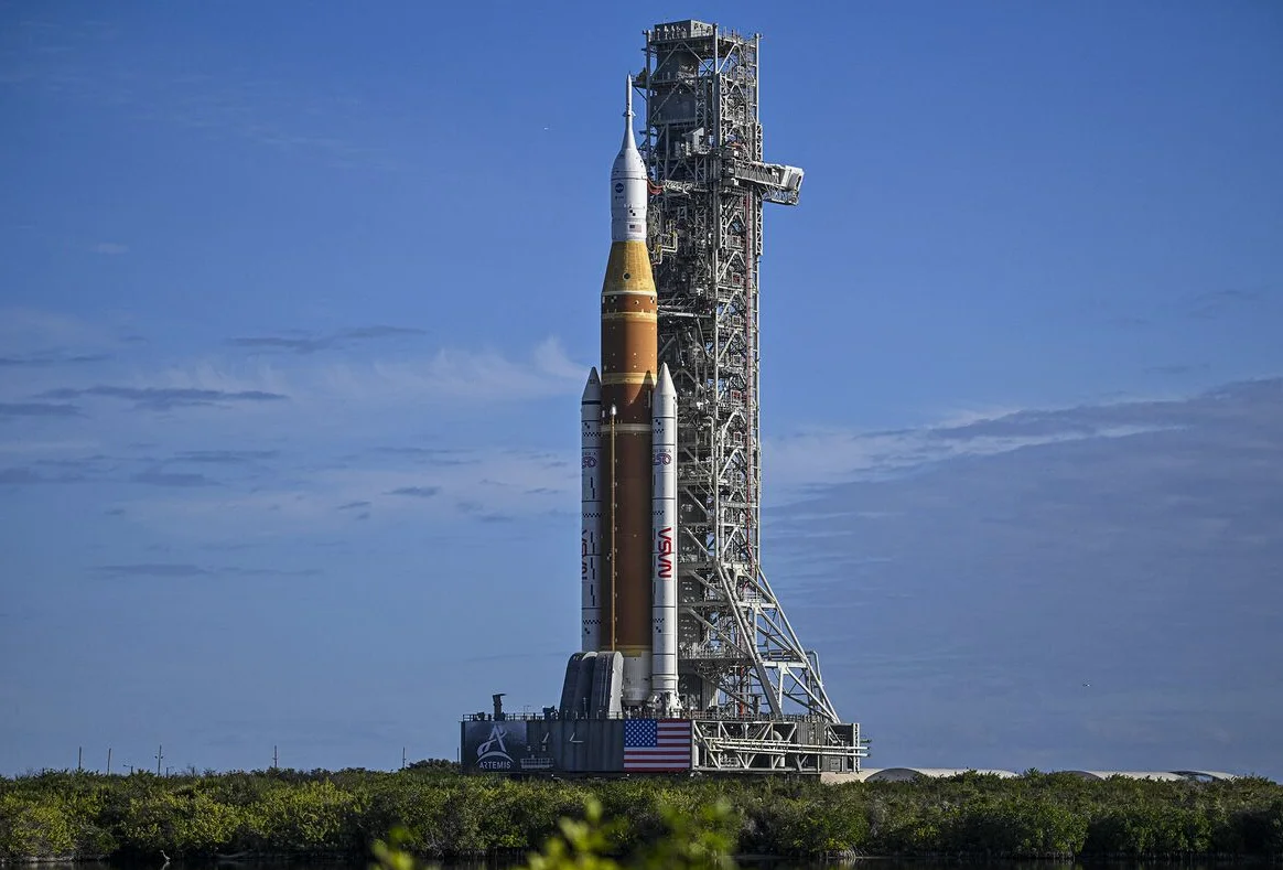 NASA pospone misión lunar por problema en el cohete