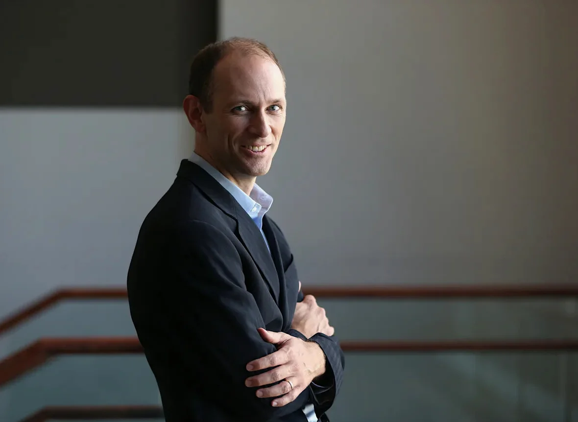 Chicago Fed's Goolsbee Cautious on Further Rate Cuts Amid Persistent Inflation