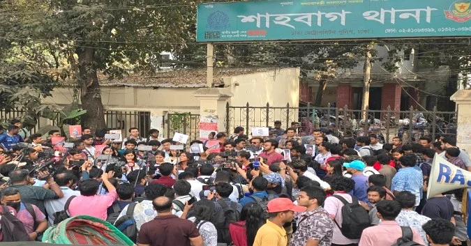 ダカ大学の学生がシャハバーグ警察署を包囲　覚醒剤取締り中の暴行を非難