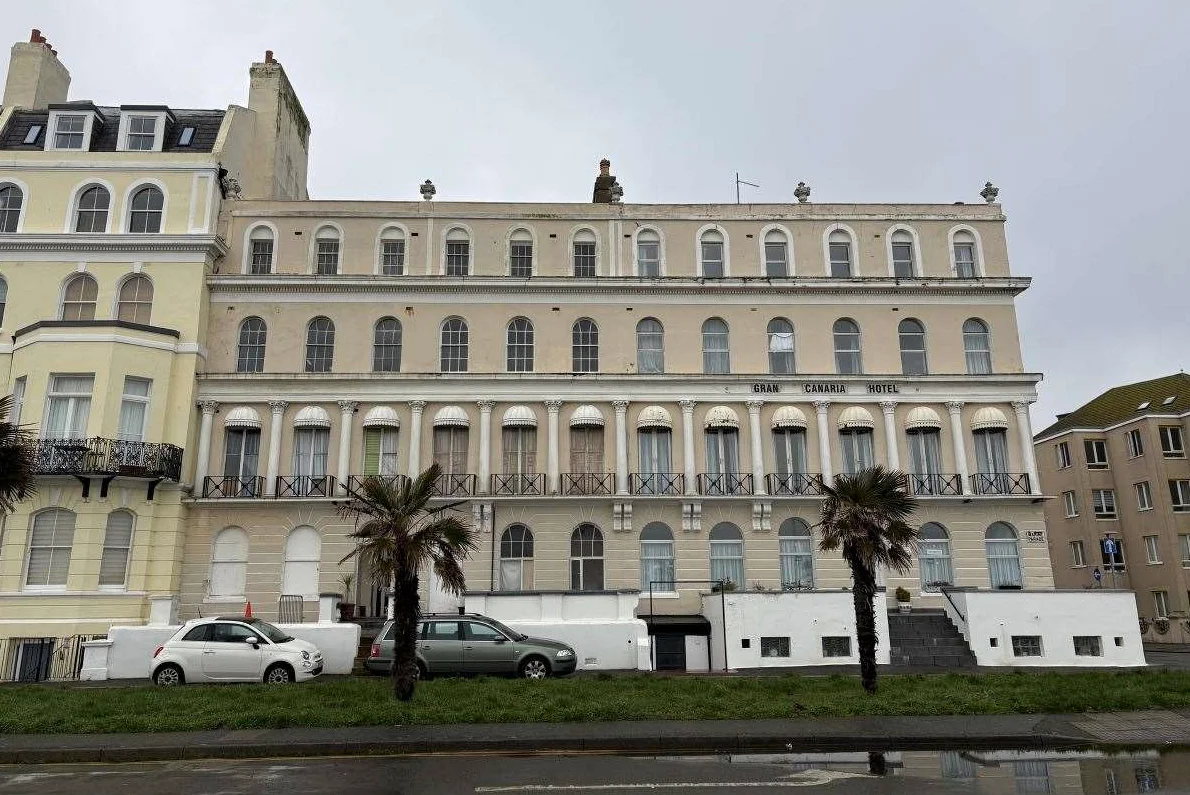 구식 해변 호텔을 고급 주택으로 개조하는 계획 거부