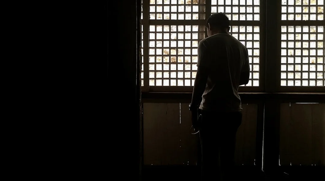 Hombre condenado a prisión y azotes por acoso sexual a niña de 7 años