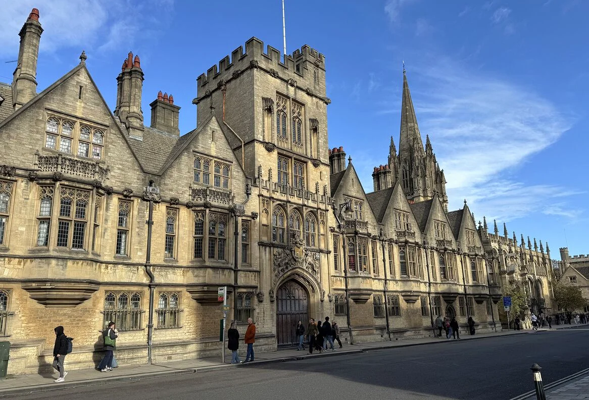 Líder de la Universidad de Oxford pide mejoras en políticas contra acoso sexual