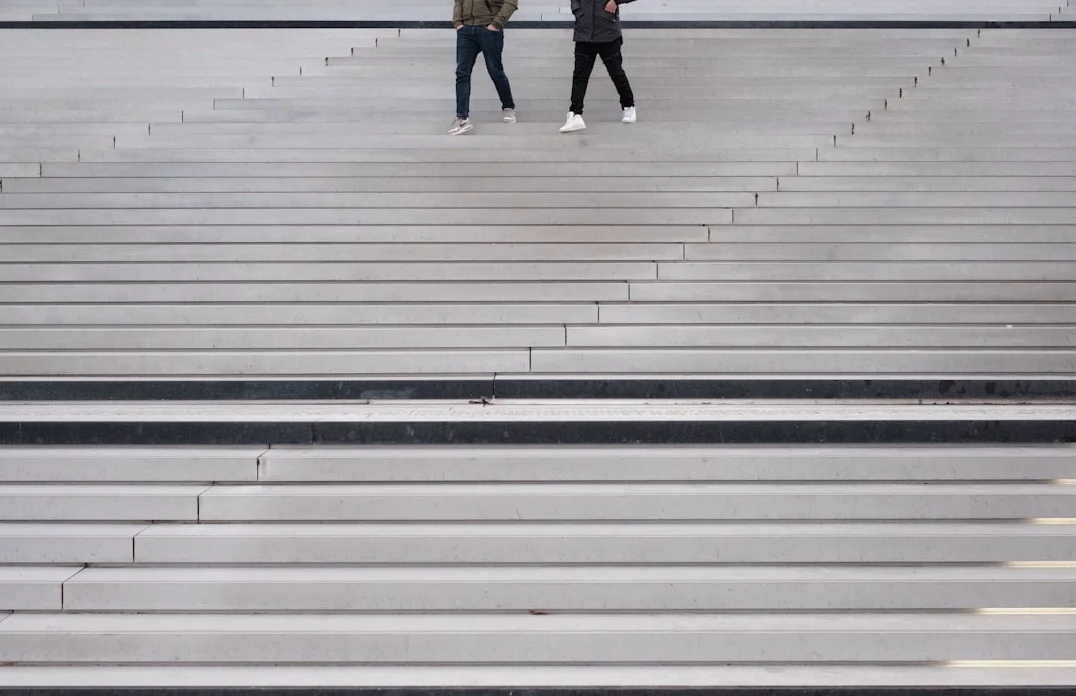 Psicólogos vinculan subir escaleras solo con 6 rasgos de crianza