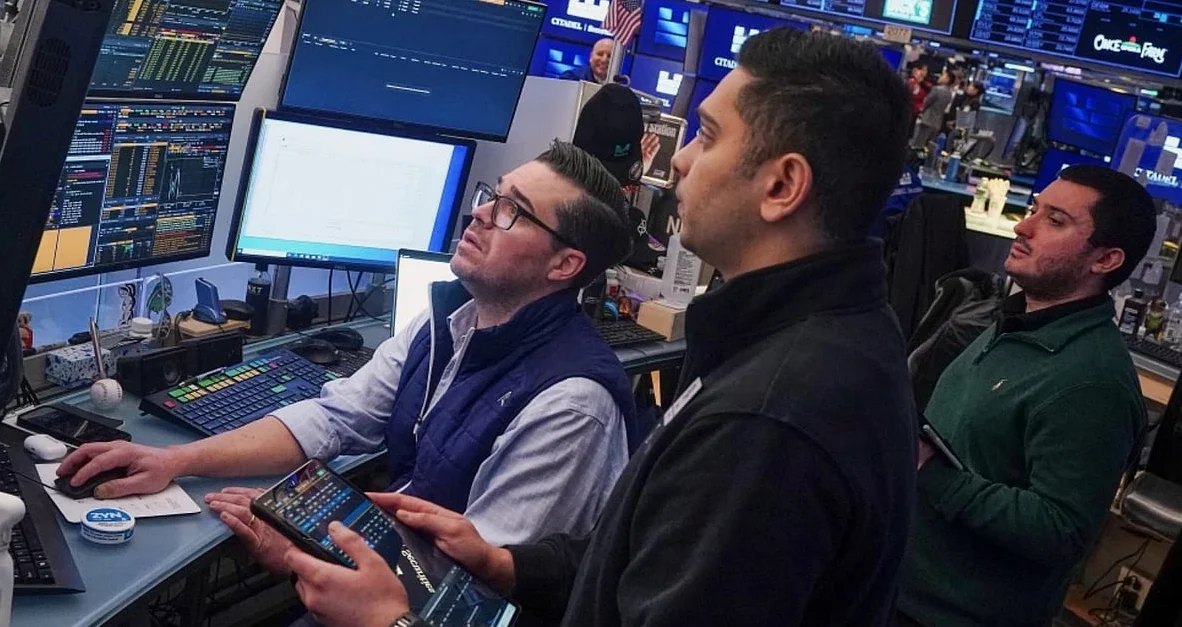 US Stocks Drop 0.8% as Trump Raises Tariffs to 15%