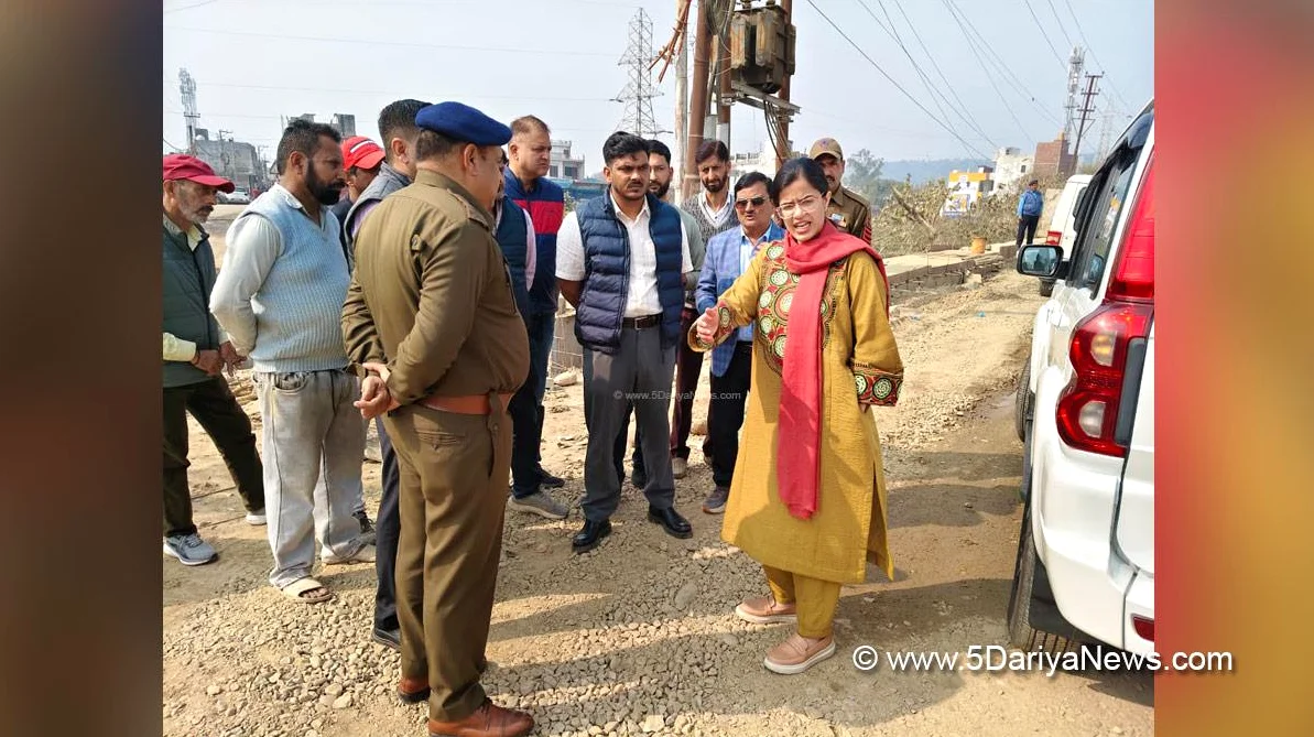 Ayushi Sudan prüft den Zustand der Nationalen Autobahn