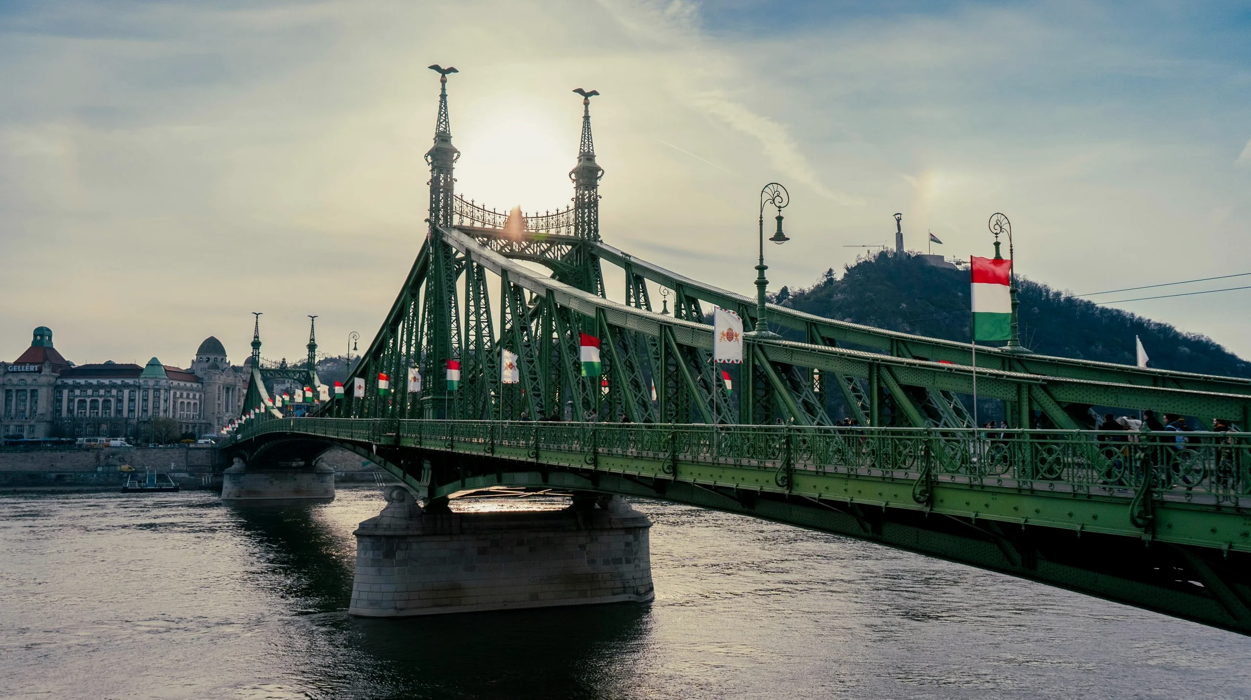 Orbáns Auseinandersetzung mit Brüssel und Kiew vor Wahlen in Ungarn