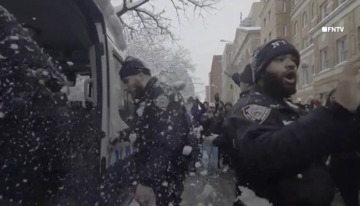 NYPD-Beamte mit Schneebällen beworfen | Washington Square Park