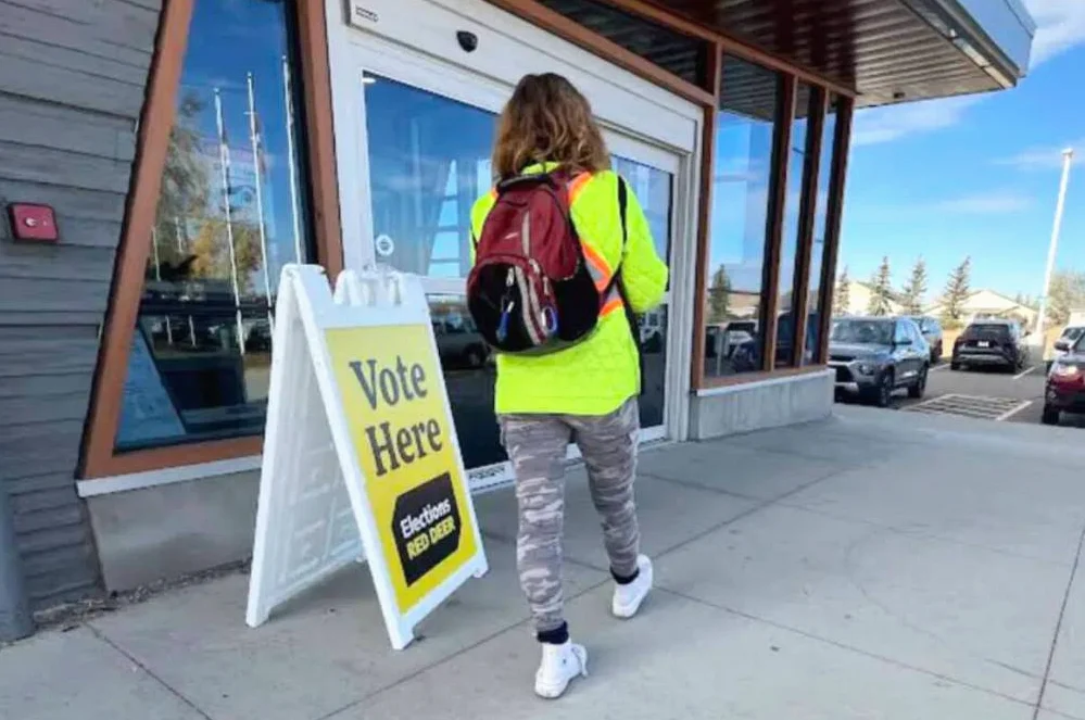 Red Deer Councillors Criticize Election Delays and Long Lines