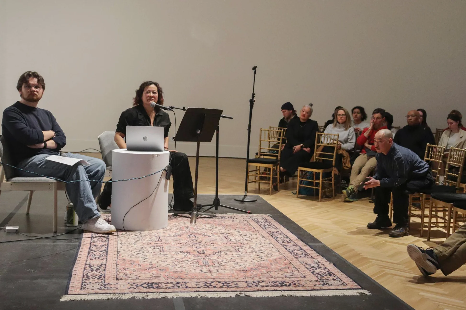 アーティストが家族の歴史と日系人収容をテーマに