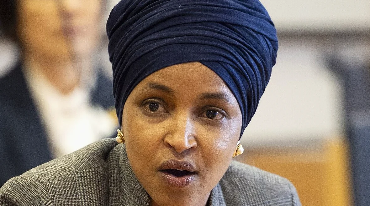 일한 오마르, 트럼프 연설 중 중단하며 논란