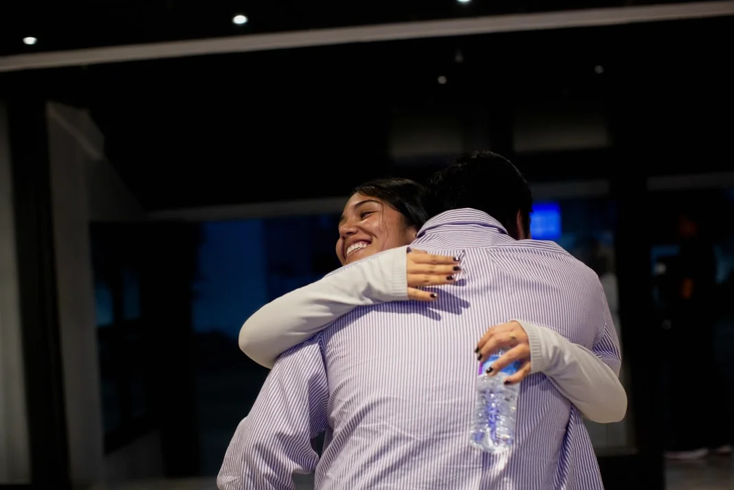 モディ首相、ネトニヤフ氏と温かな抱擁で歓迎　印伊関係強化へ