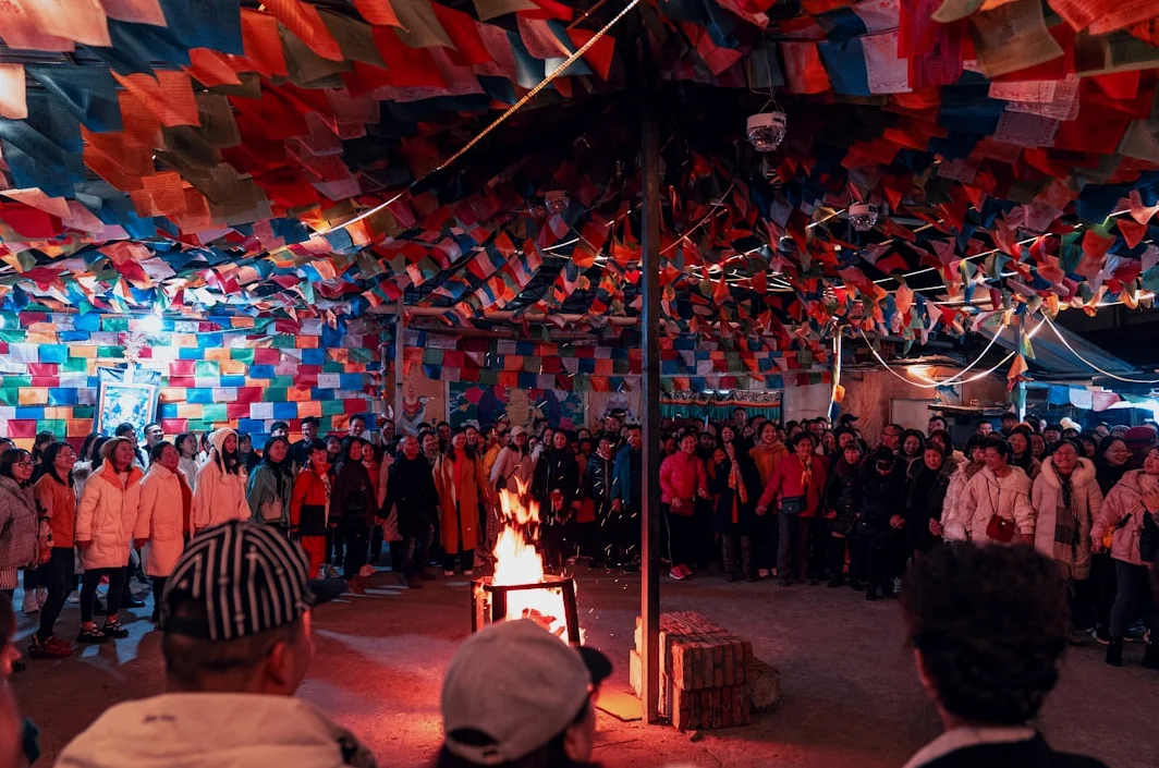 마하라슈트라 주의회에서 인도 국민회당원이 머리stands로 반발