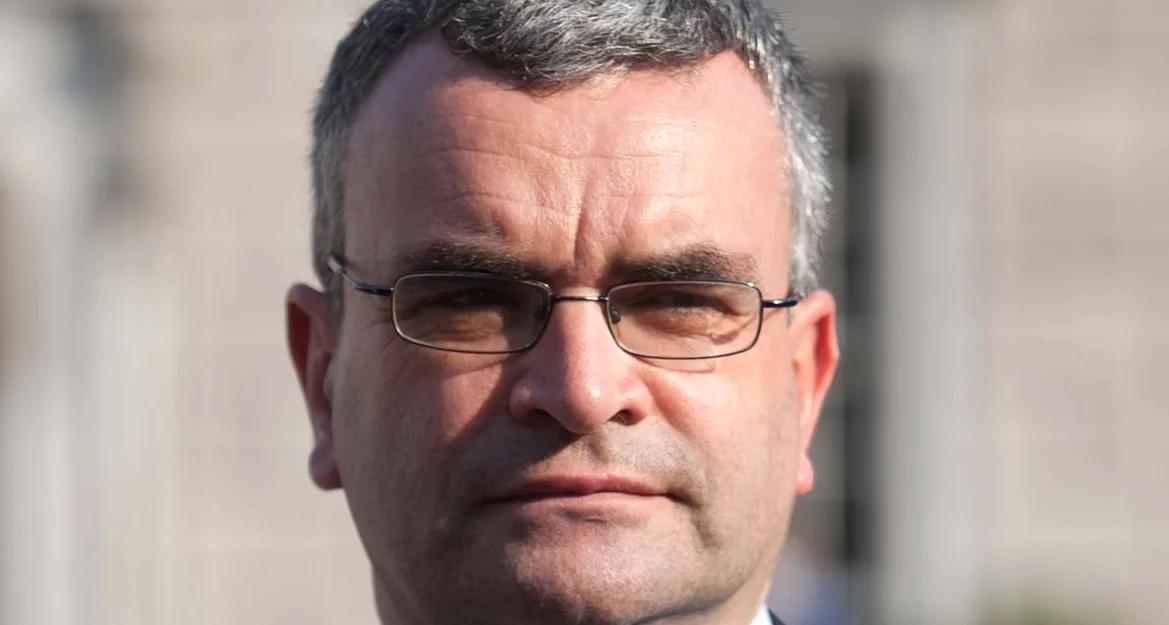 アイルランド政府、育児手当の見直し検討　給与ベースの支給モデルへ