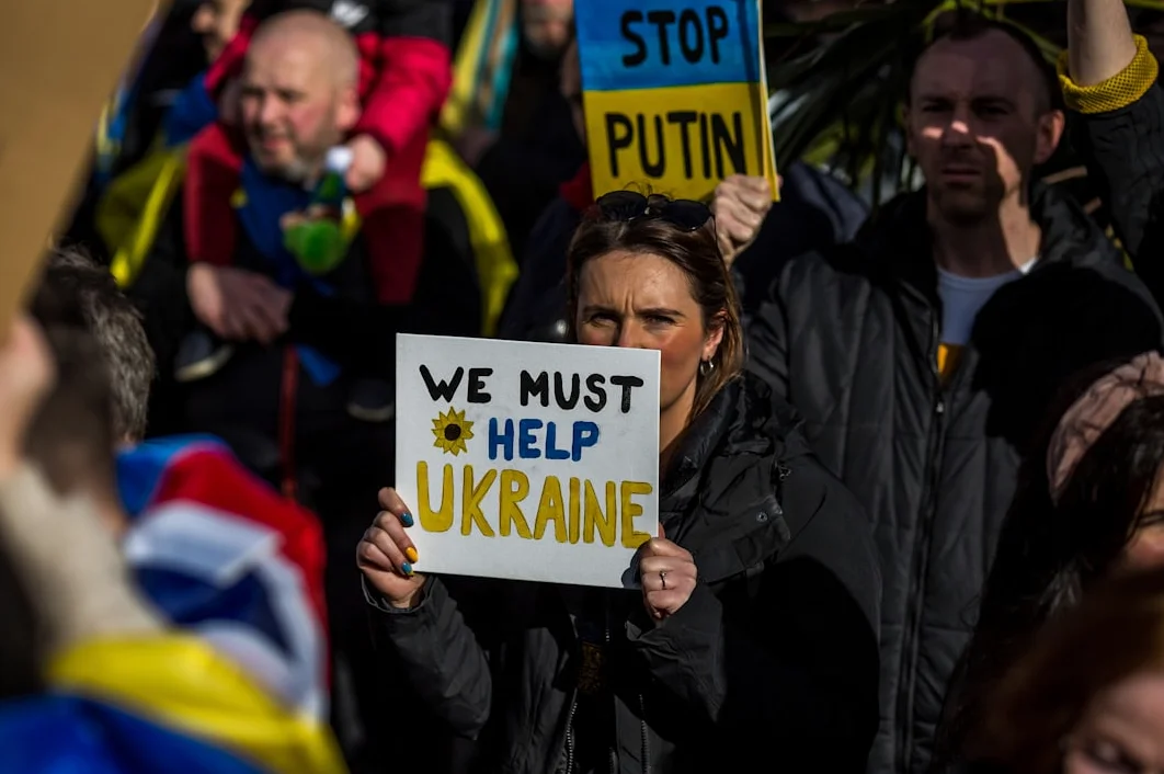 Suben los precios del petróleo tras fracaso en negociaciones de Ucrania y riesgos en el estrecho de Ormuz