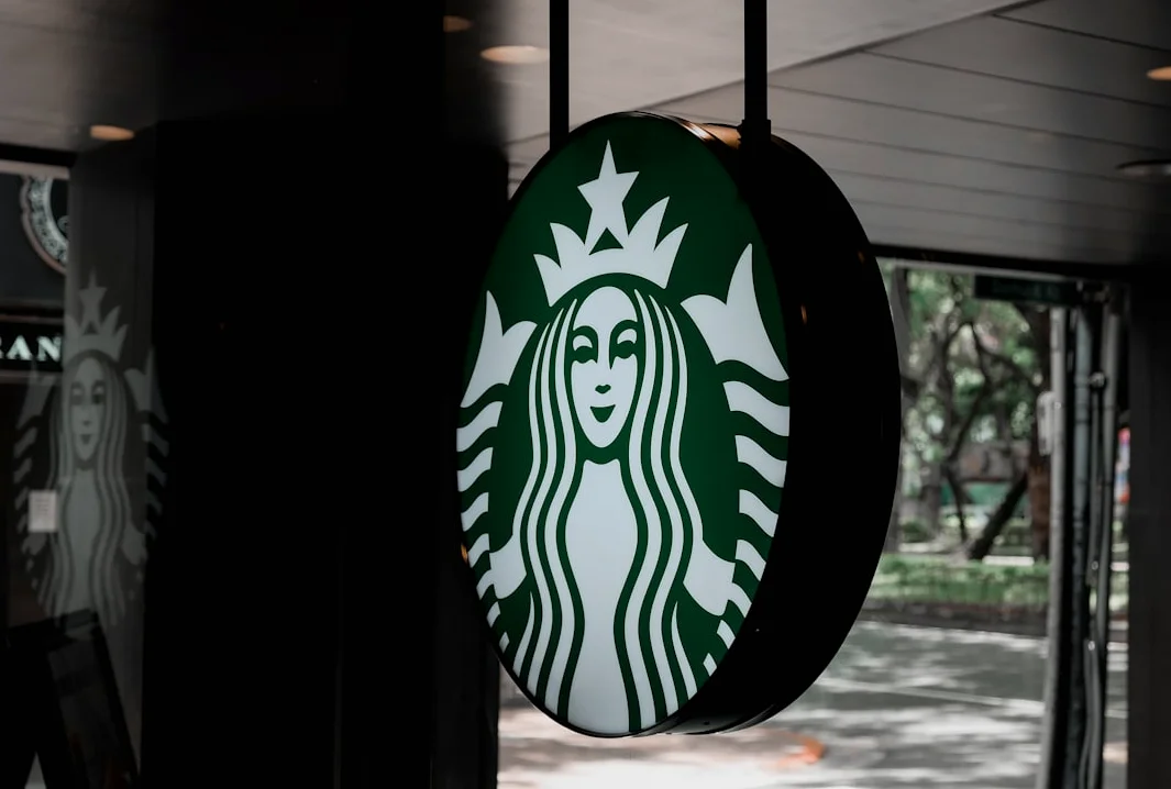 Grupo de inversores pide reemplazar directivos de Starbucks por conflictos laborales