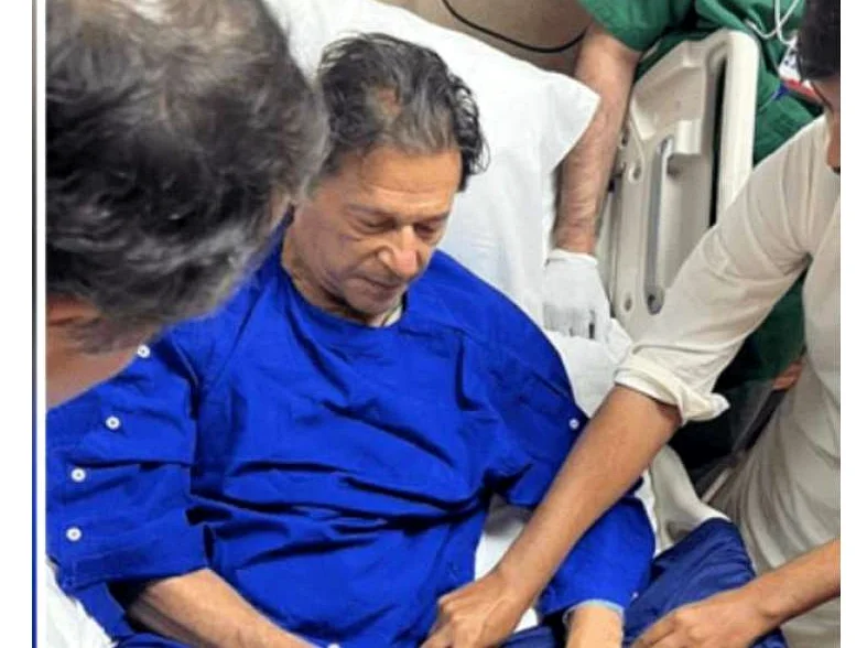 سپریم کورٹ نے عمران خان کو ہسپتال منتقل کرنے کی درخواست پر اعتراضات عائدکردیئے آپ کی ایسی کوئی درخواست زیر التوا نہیں جس پر کارروائی کی جا سکے.چیف جسٹس’ ہم نے کل جلد سماعت کی درخواست دی تھی. لطیف کھوس