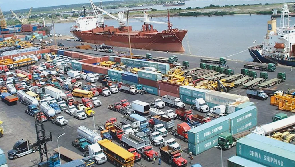 라그스 항만에서 21척의 선박이 연료 및 식량 하역