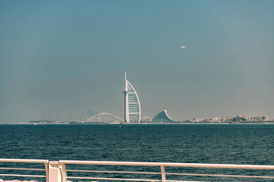 ドバイ空港とブルージ・アル・アラブホテル、イラン攻撃でドローンの破片が