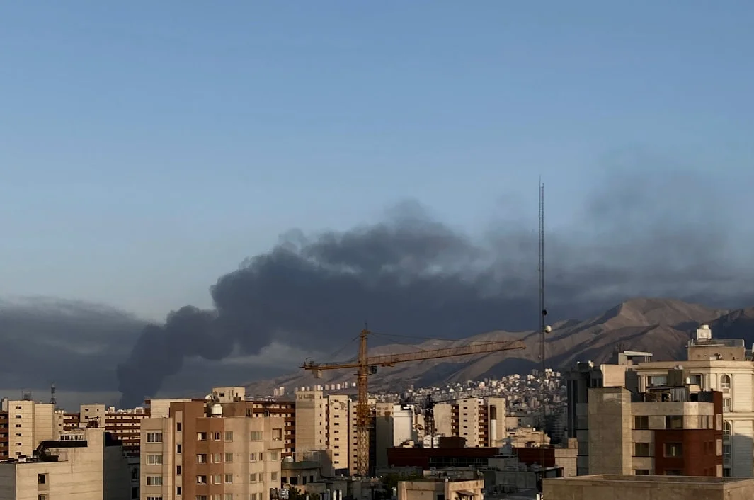 Israel greift Iran an, Air India fliegt umgeleitet, Luftraum geschlossen