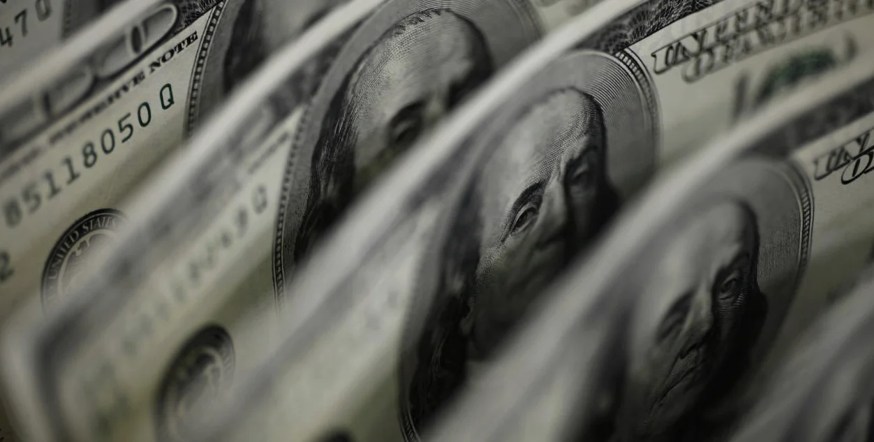 Dólar y franco suizo suben con el conflicto en el Medio Oriente