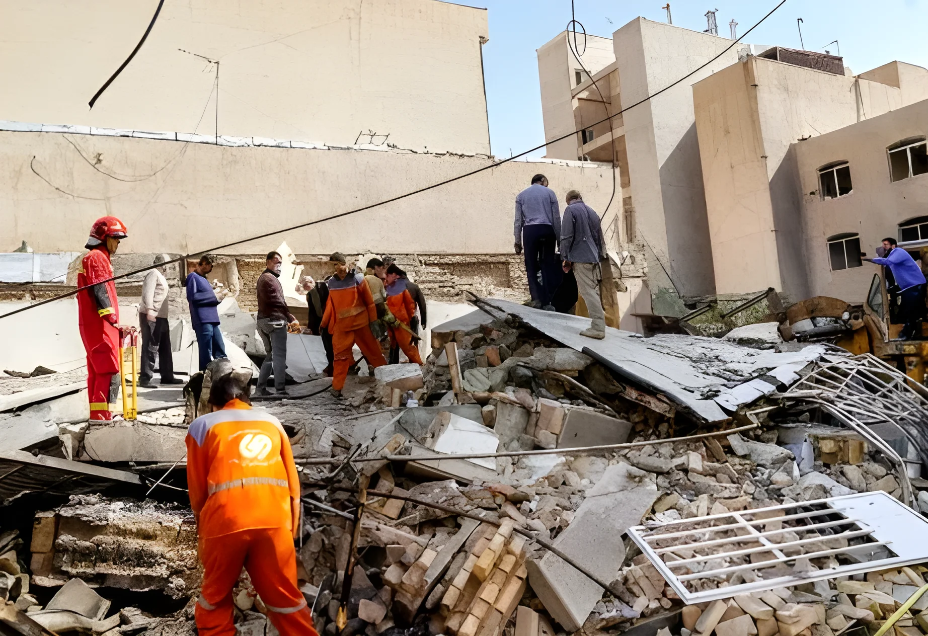 US Destroys Iranian Revolutionary Guard HQ, Reports First US Deaths in Conflict