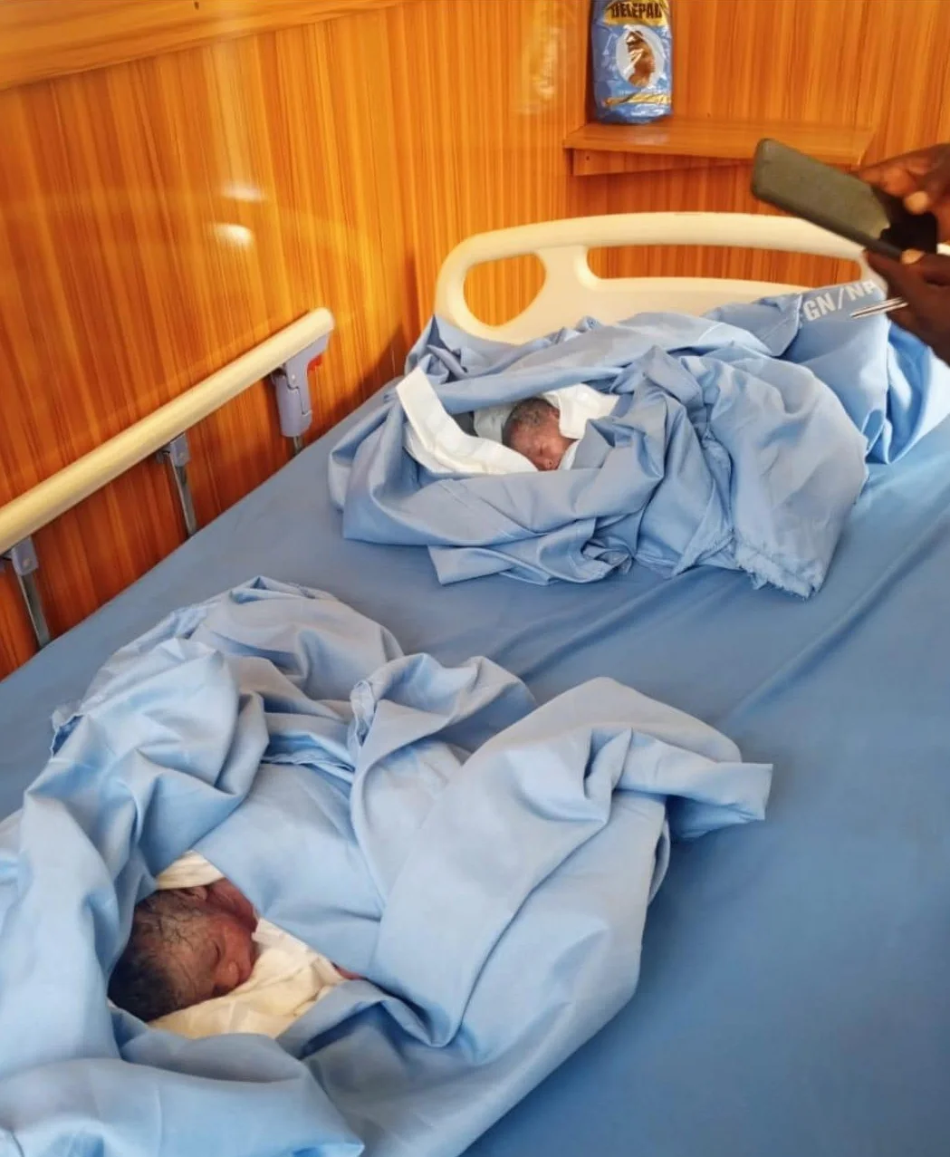 コジ州で拉致被害者がIDPキャンプで双子を出産