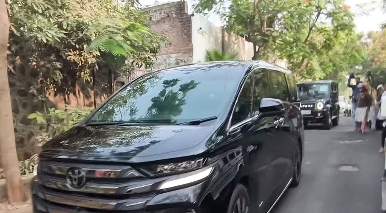 TVKのヴィジャイ氏、DMK政権を「スタンドアップコメディ」に比喩し、タナジャーリュールへ出発