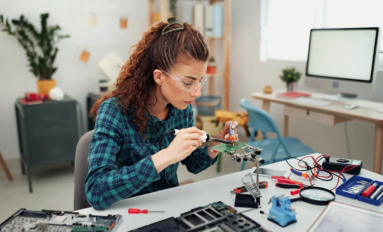 インフィニオン、エッジAIと電源設計の加速を推進　PSOCマイコンを展示