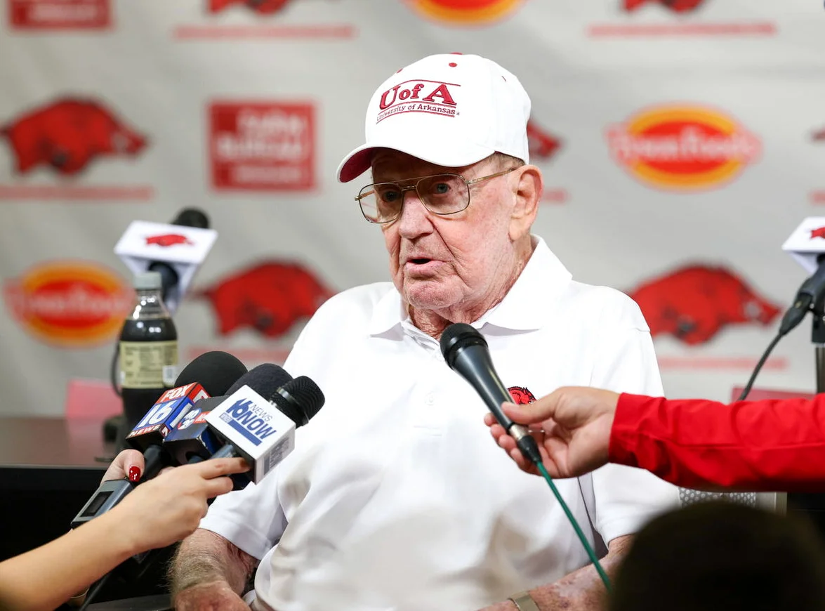 Lou Holtz fallece: el fútbol americano universitario lo recuerda como un legado inolvidable