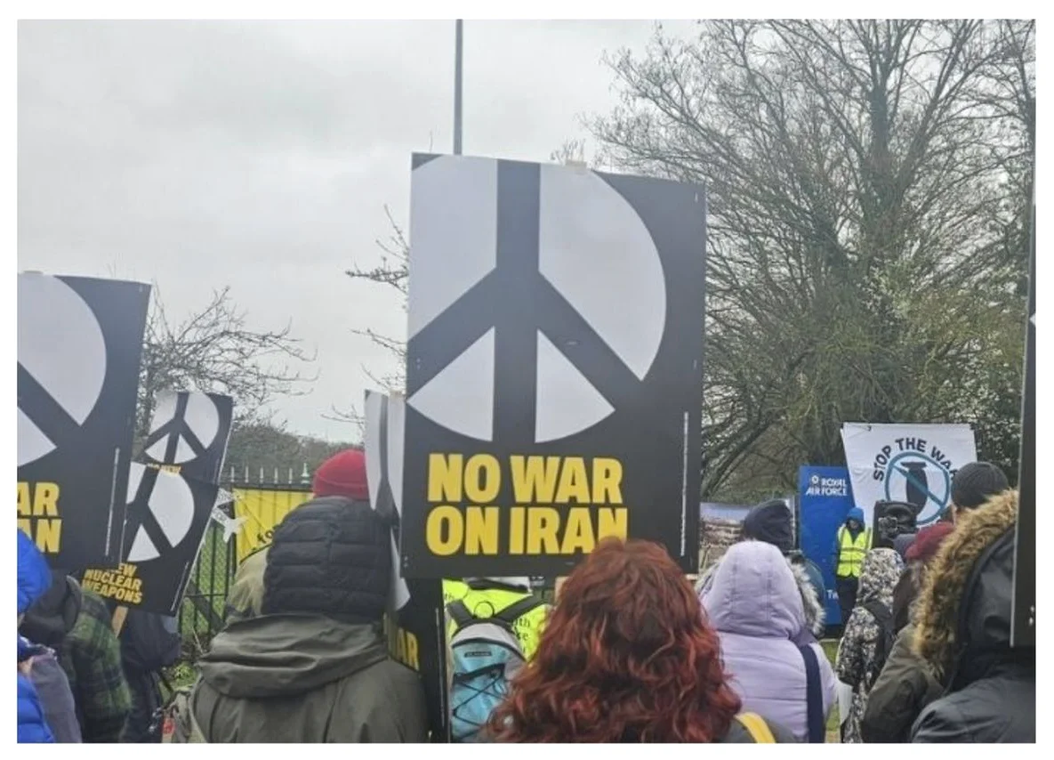 コッツウォルズの軍基地で緊急抗議集会　イランへの攻撃に反対