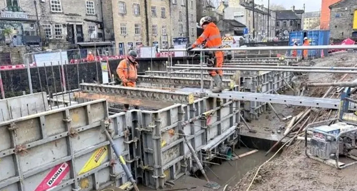 Kirklees warnt Bewohner vor unerträglichem Verhalten während der Regeneration in Holmfirth
