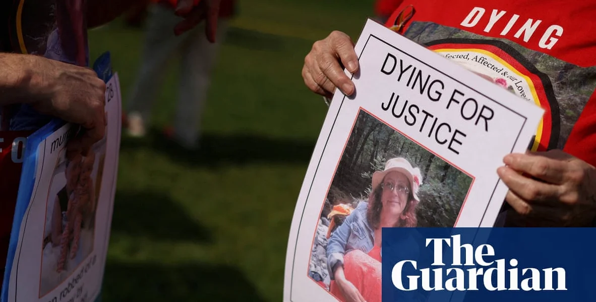 Familias denuncian que esquema de compensación crea ‘castigo por morir’ en escándalo de sangre contaminada