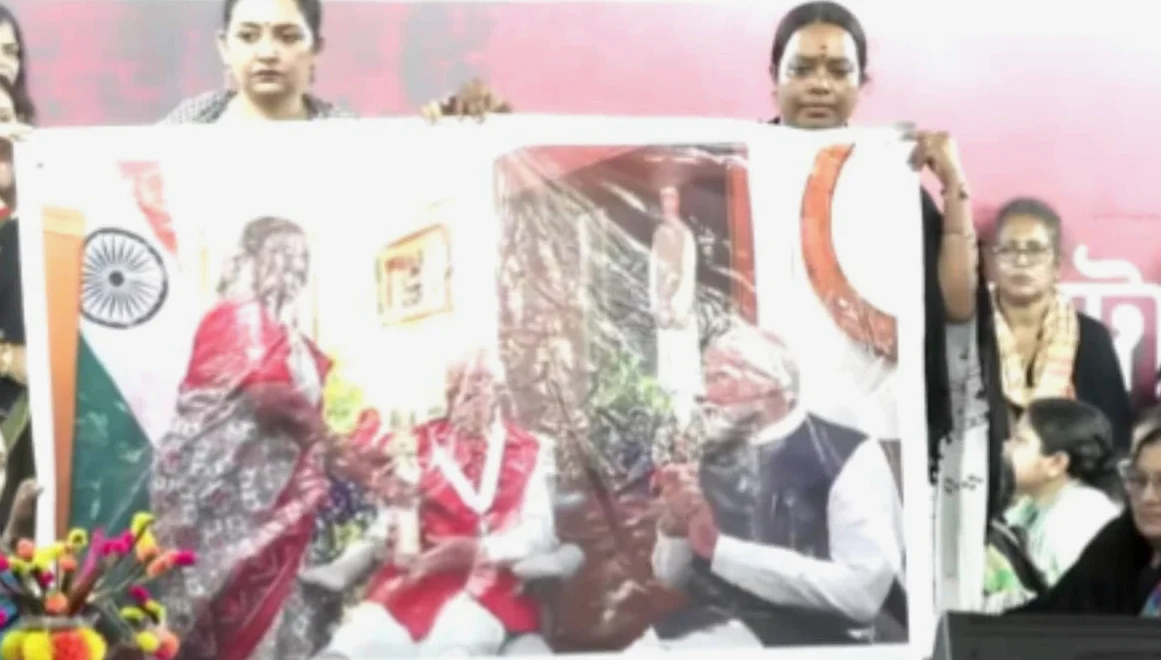 Mamata Banerjee Uses 2024 Photo to Confront BJP Over President Murmu’s Bengal Visit
