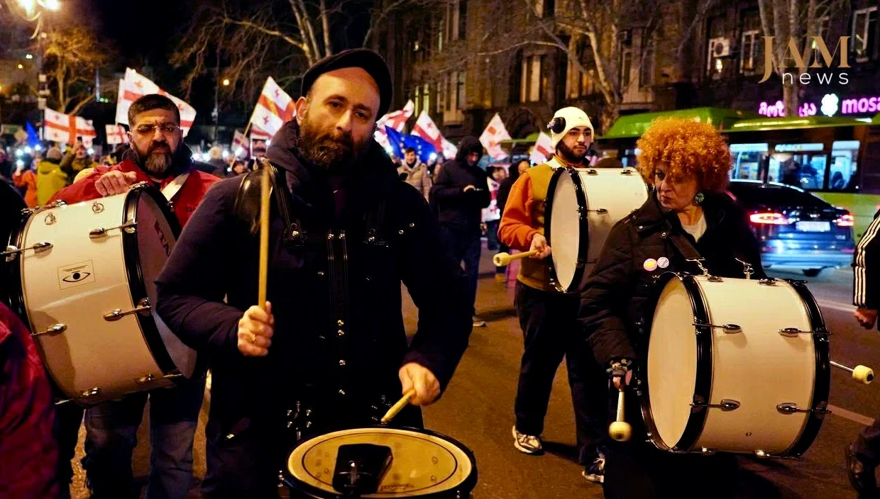 「団結の力！」　プロ欧州派がトビリシでデモ　政治的拘束者解放を求める