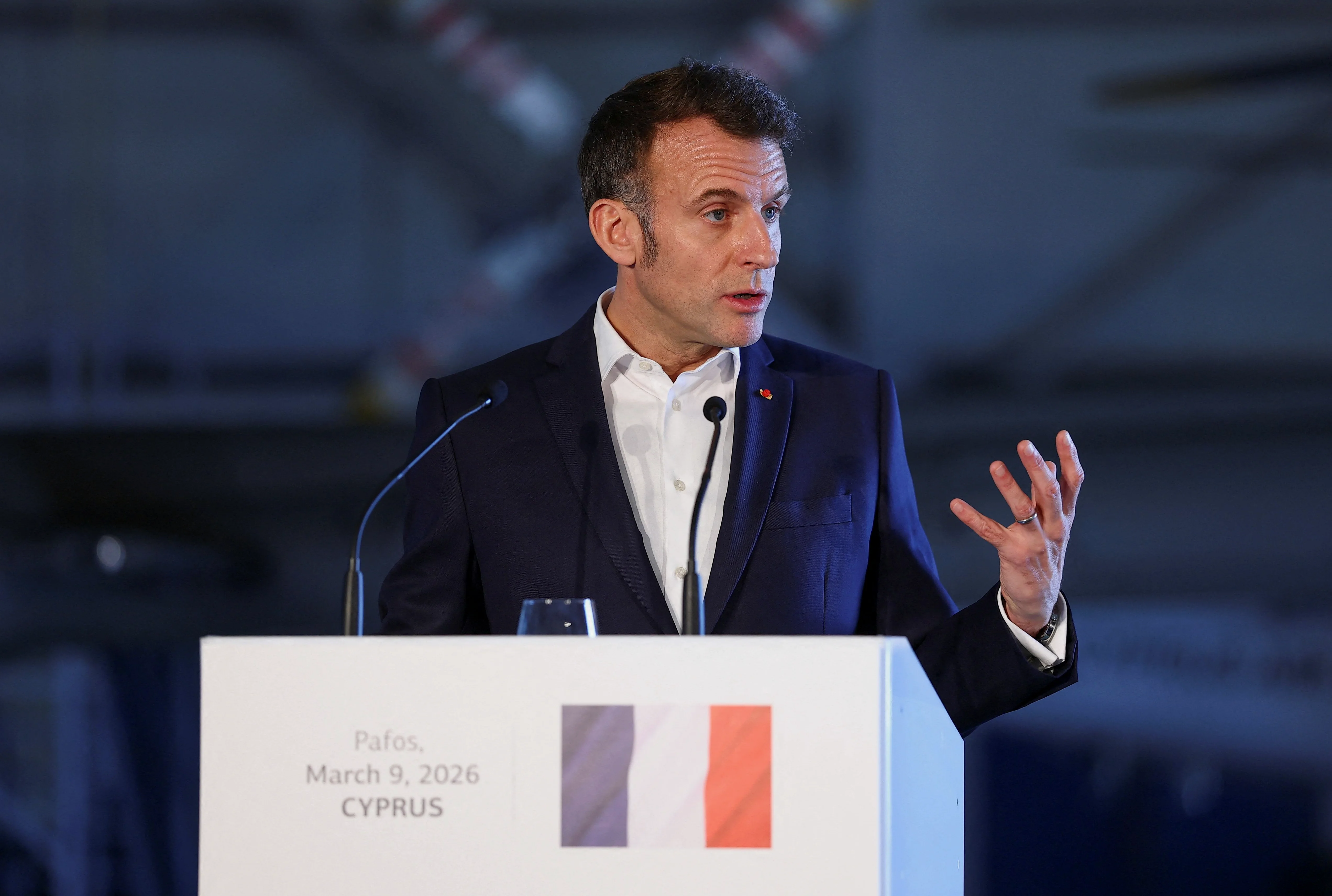 Francia despliega casi una docena de buques de guerra