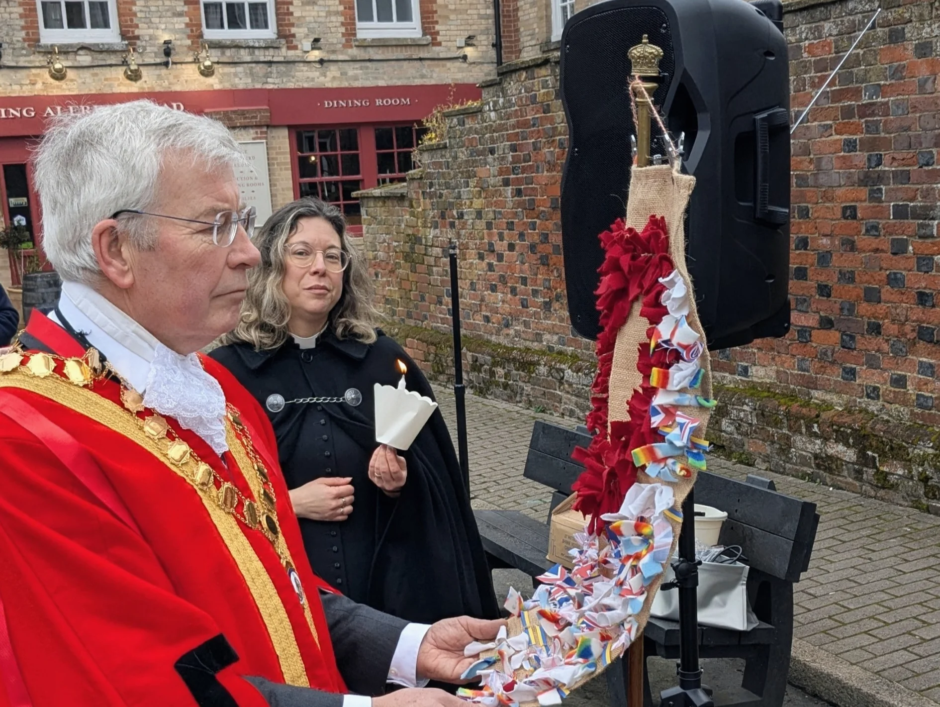 Stadt erinnert an Pandemie mit Gemeinschaftsteppich und Gedenkfeier