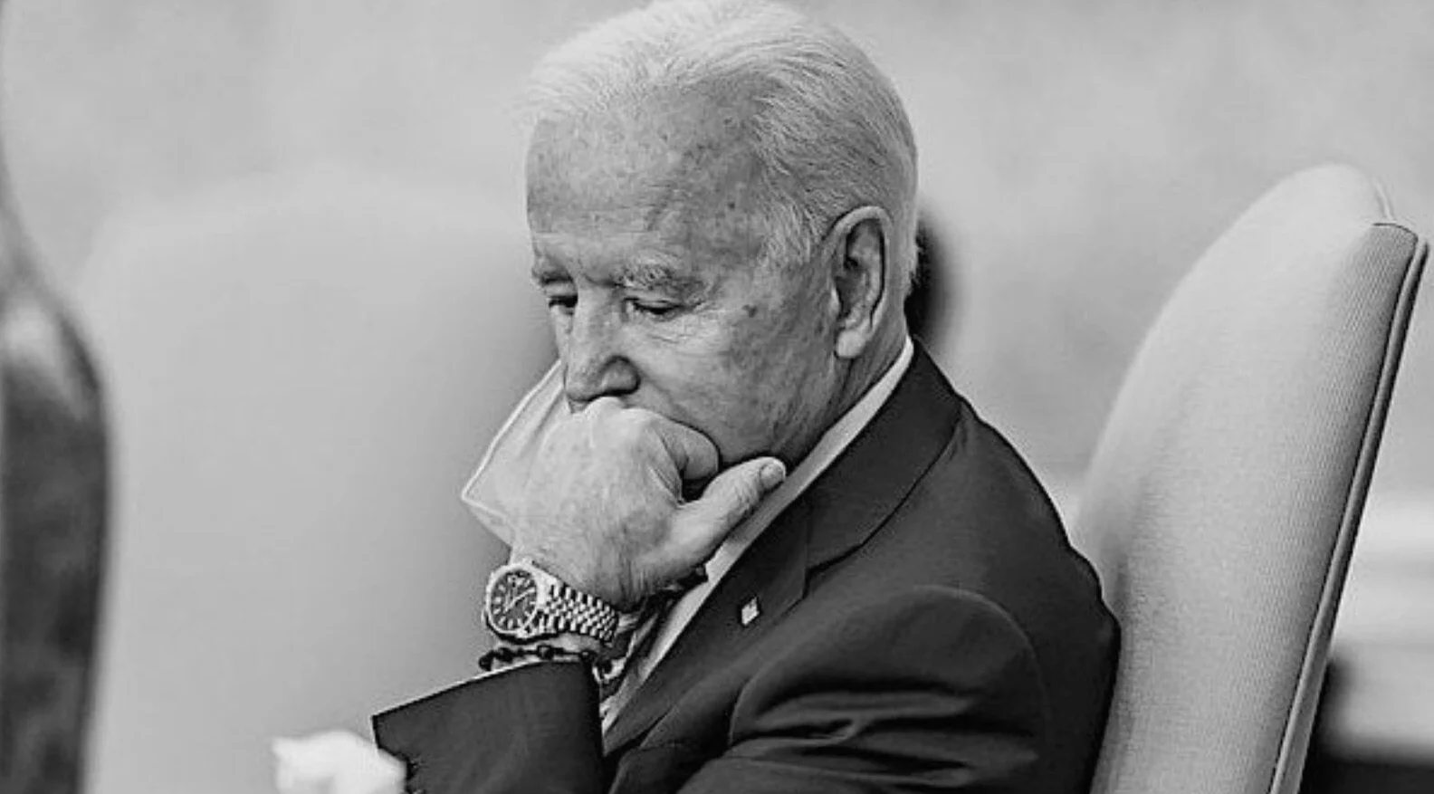 전직 대통령 빌라드의 정신적 능력과 사업 관련 문서에 대한 집권 정권의 거부