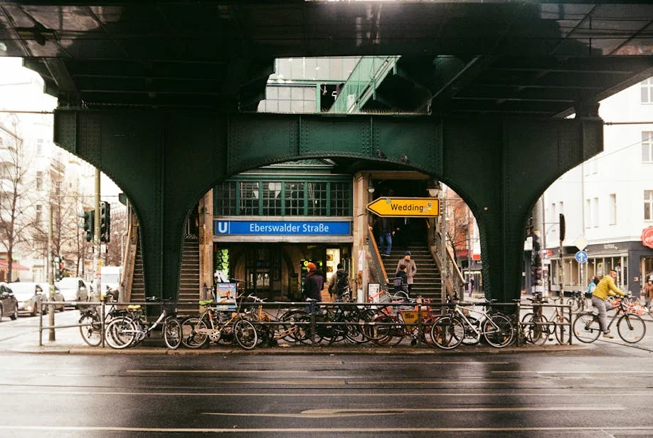 Iran blockiert Hormus-Straße mit Minen, US zerstören 16 Schiffe