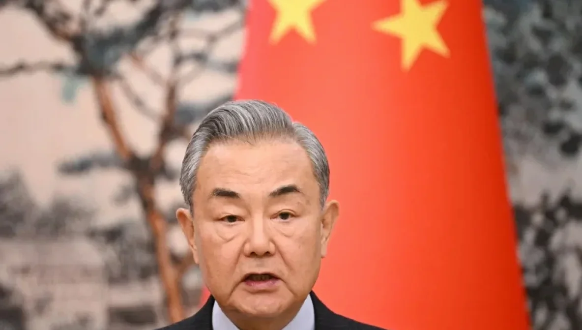 이란-이스라엘 갈등, 군사적 약속과 기관 경고 간 모순 드러나