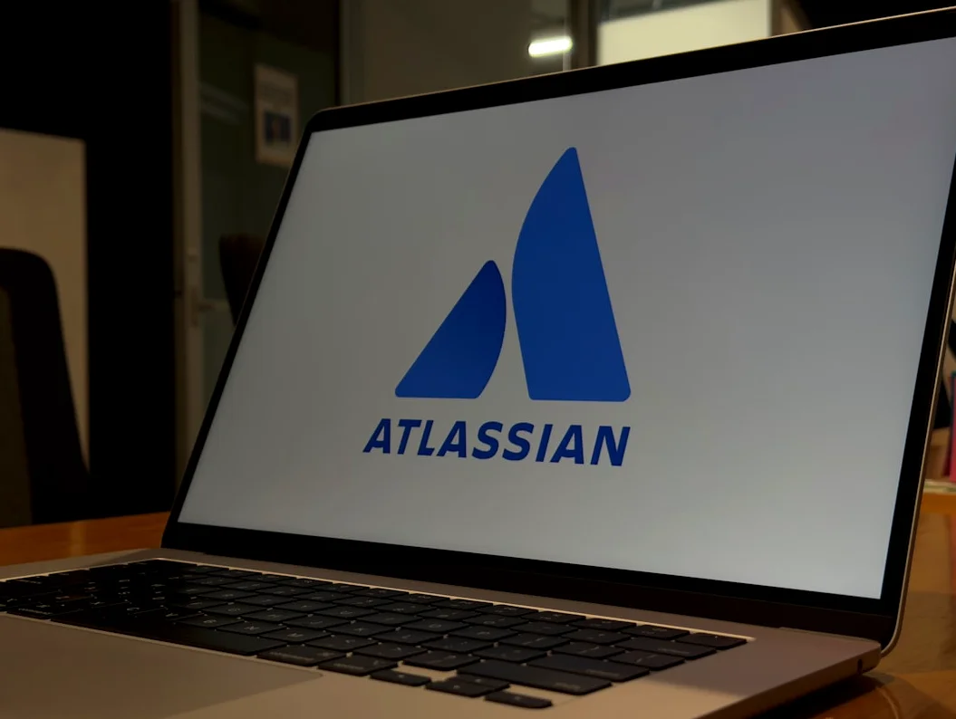 Atlassian anuncia 1600 despidos en su transición hacia la inteligencia artificial